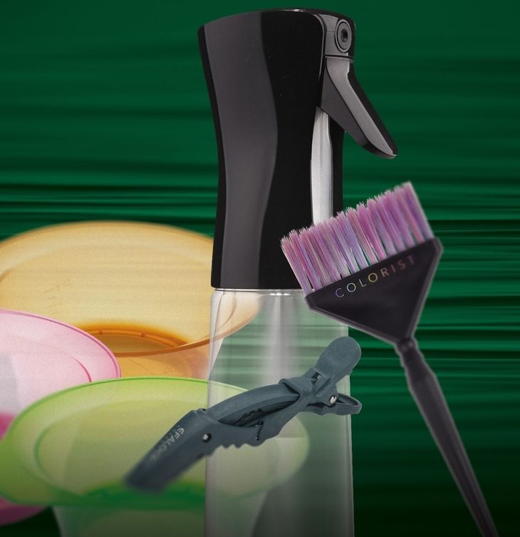 Sprühflasche, Haarfärbepinsel, Haarklammer und bunten Schalen zum Anmischen von Haarfarbe