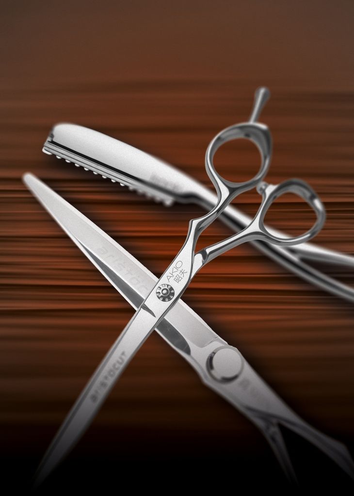 Friseurscheren und ein Friseurmesser aus Edelstahl