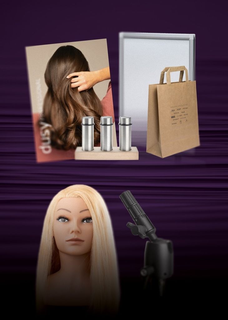 Friseurpuppe mit einem Haartrockner, einem Spiegel und einer Tasche auf einem Tisch.